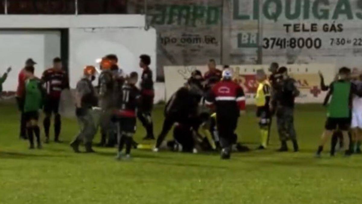 VIDEO: Jugador enfrenta cargos por patear en la cabeza a un árbitro en Brasil
