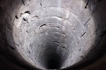 ¡Atroz! Mujer arroja a sus seis hijos a un pozo luego de una pelea con su marido