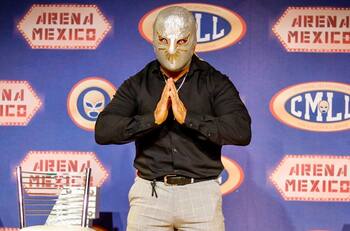 Místico deja el CMLL y Carístico retomará la máscara