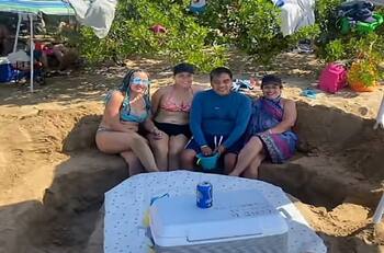 Familia se vuelve viral al crear su propia mesa de arena en la playa | VIDEO