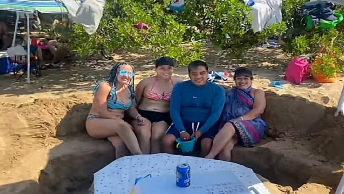 Familia se vuelve viral al crear su propia mesa de arena en la playa | VIDEO