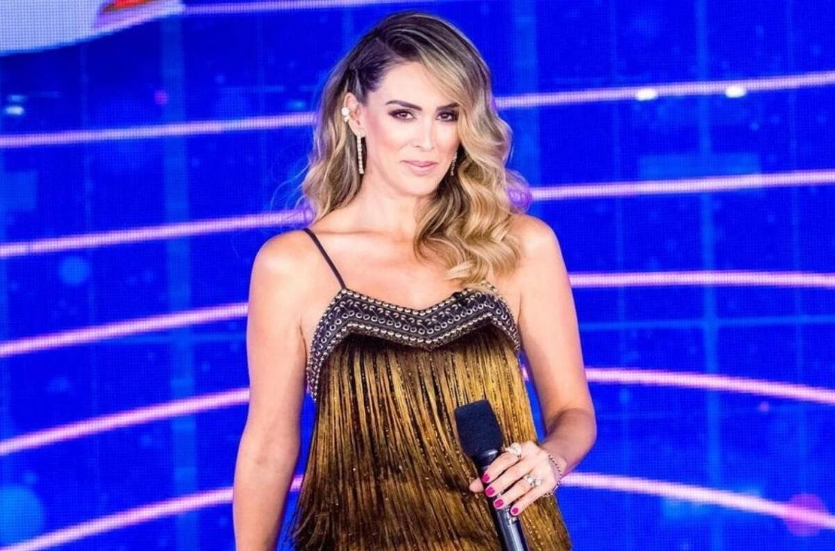 Jacky Bracamontes conquista al bailar sensualmente en vestido de charlestón