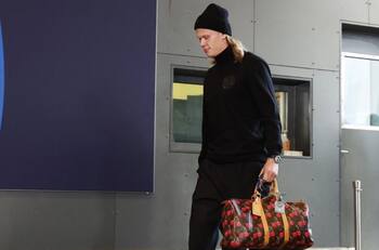 Esto vale la lujosa maleta que lució Erling Haaland en su duelo de la Champions League