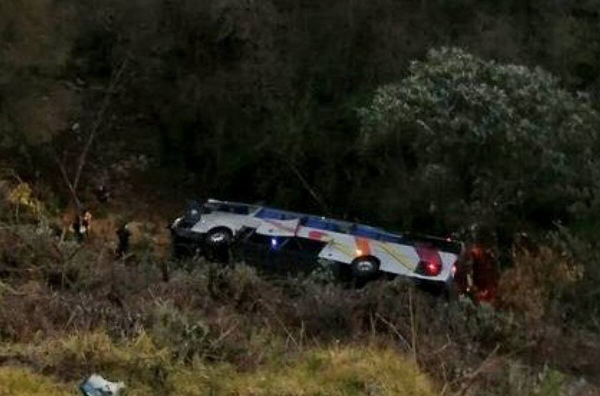 Reportan 17 lesionados y un muerto tras caída de camión a barranca en la México- Puebla