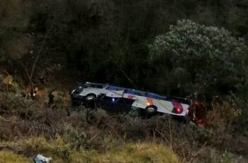 Reportan 17 lesionados y un muerto tras caída de camión a barranca en la México- Puebla