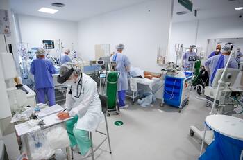 Delta predomina en EEUU, pero autoridades esperan que ómicron se expanda más