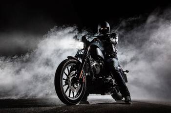 VIDEO: Fantasma se apodera de moto y choca un auto