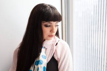 Mon Laferte comparte tierno momento de su embarazo: “Estoy sintiendo las primeras pataditas de bb"