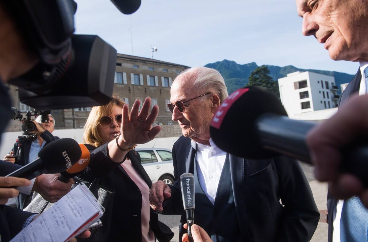 Joseph Blatter y Michel Platini se deslindaron de fraude en juicio contra FIFA