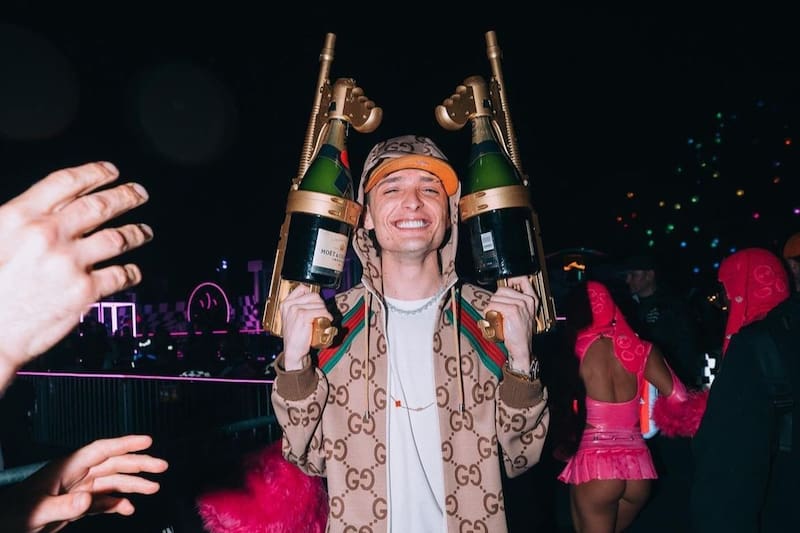 El famoso cantante Peso Pluma ha revelado la suma que cobra por concierto en México