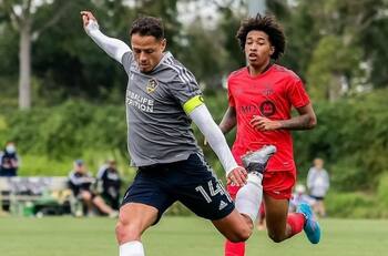 Chicharito Hernández marca en partido amistoso y levanta la mano para la Selección Mexicana