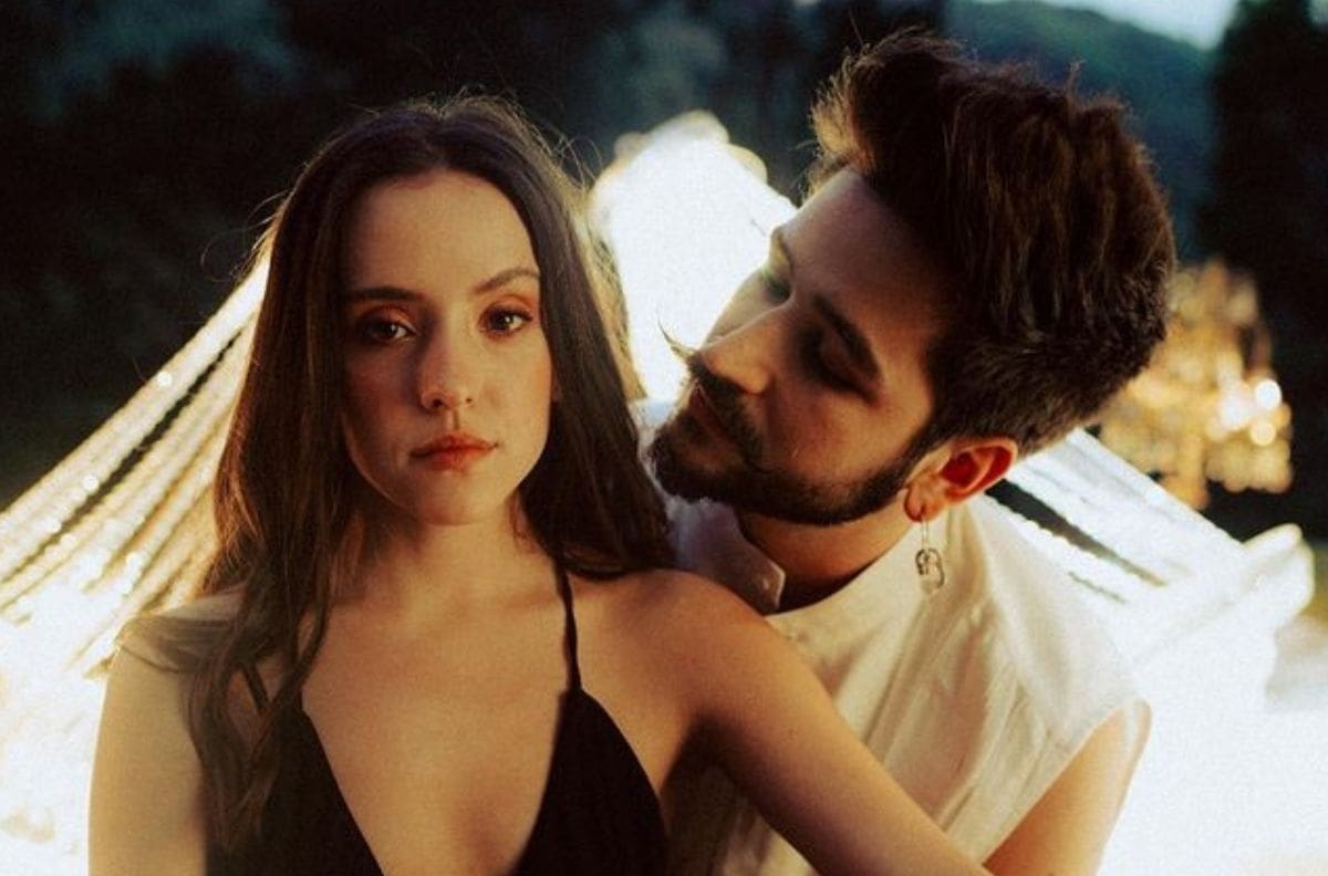 Evaluna comparte foto en la que presume su pancita en la playa junto a Camilo