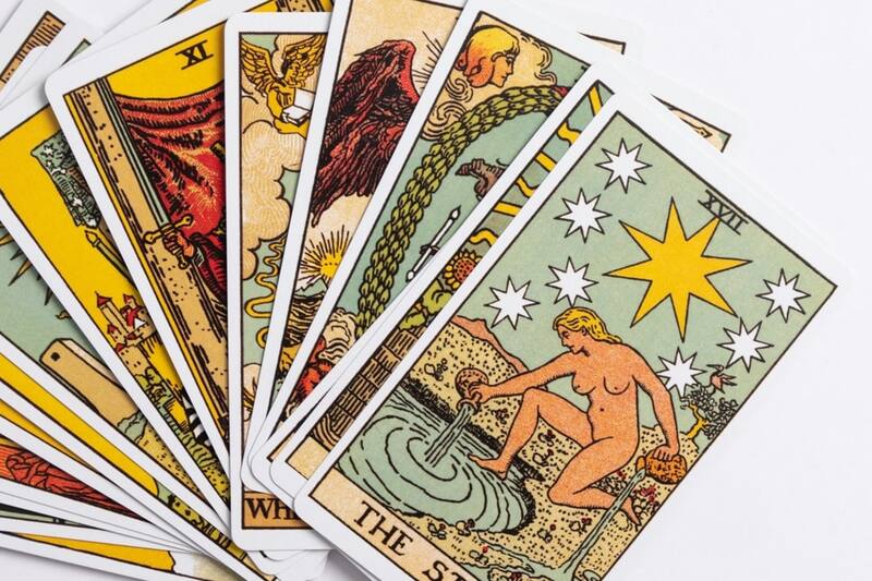 Elige una carta del tarot y descubre qué te depara la suerte este sábado.
