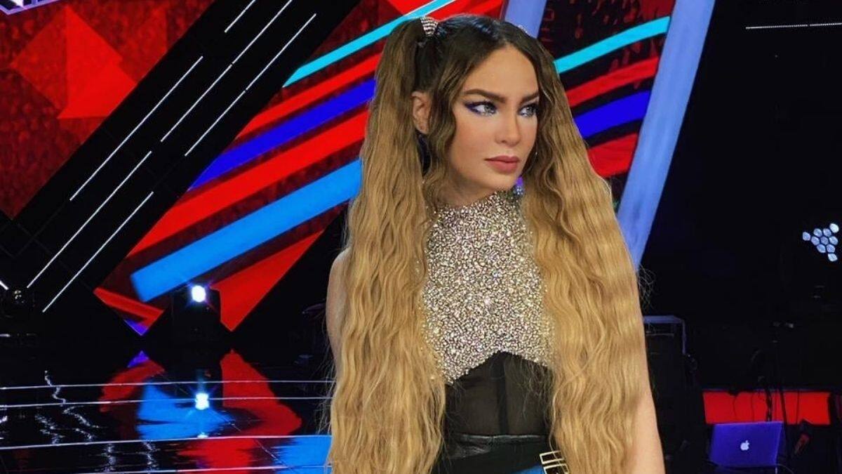 Belinda hizo enojar a los metaleros con look de "Iron Maiden" y ella les respondió