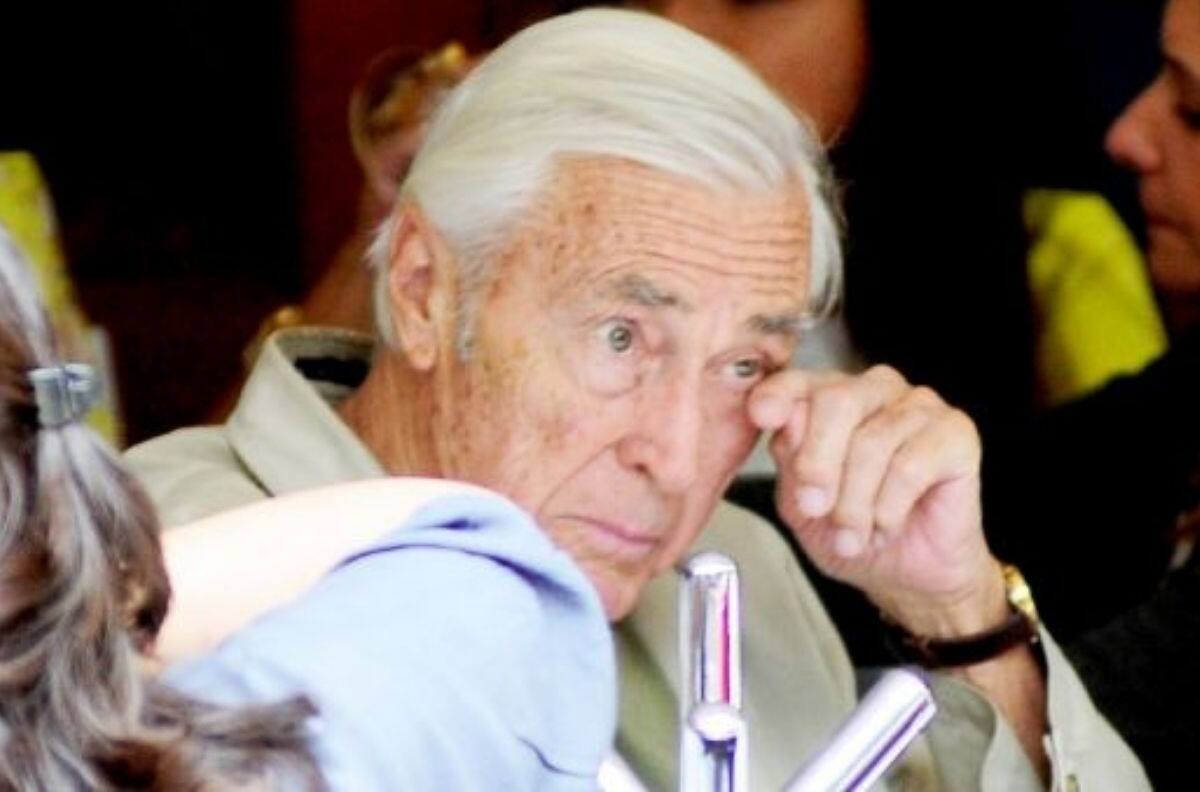 Medio del espectáculo da el último adiós al actor Guillermo Murray