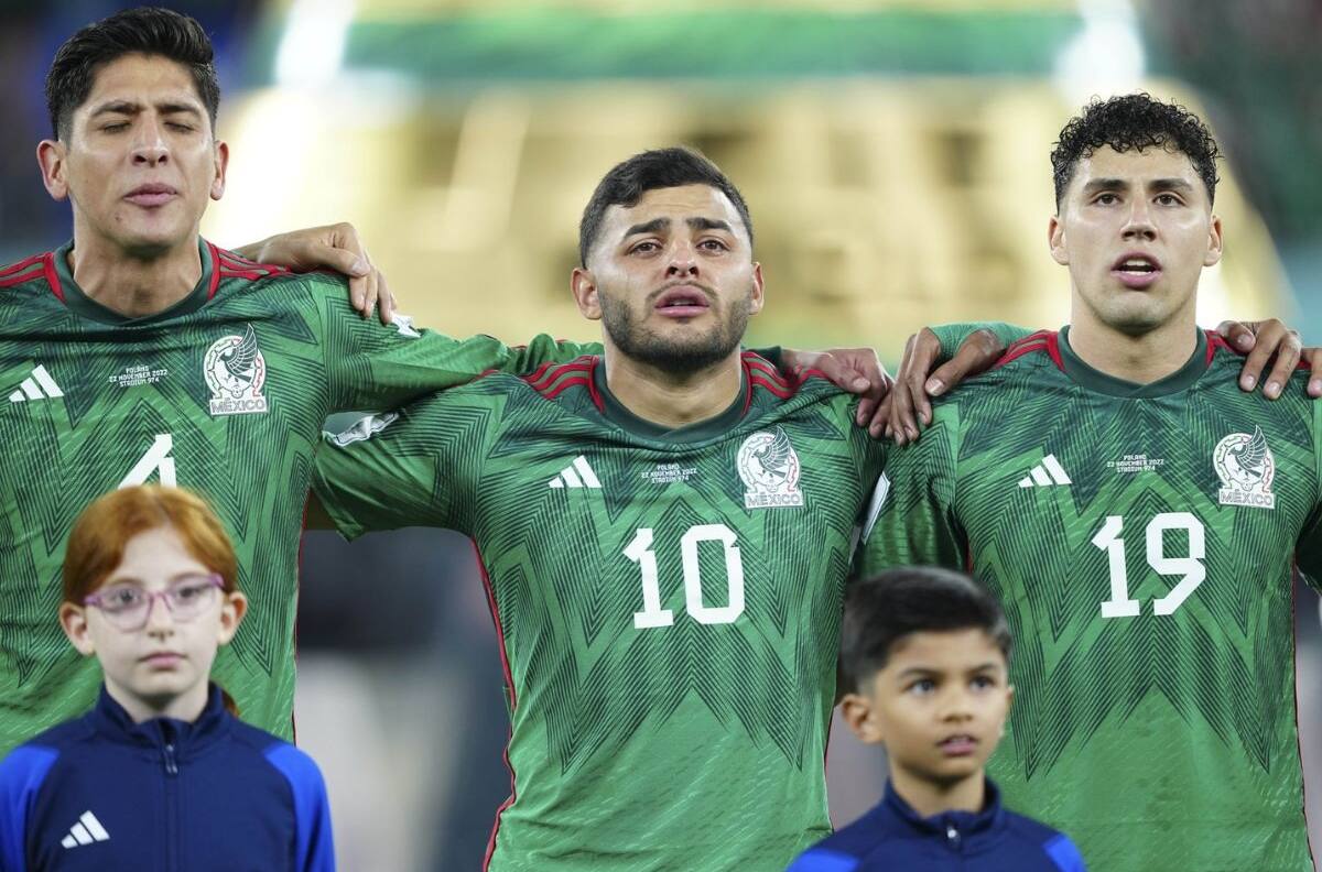 Alexis Vega canta el Himno Nacional de México entre lágrimas