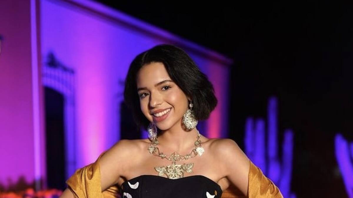 Ángela Aguilar impone moda entre las quinceañeras