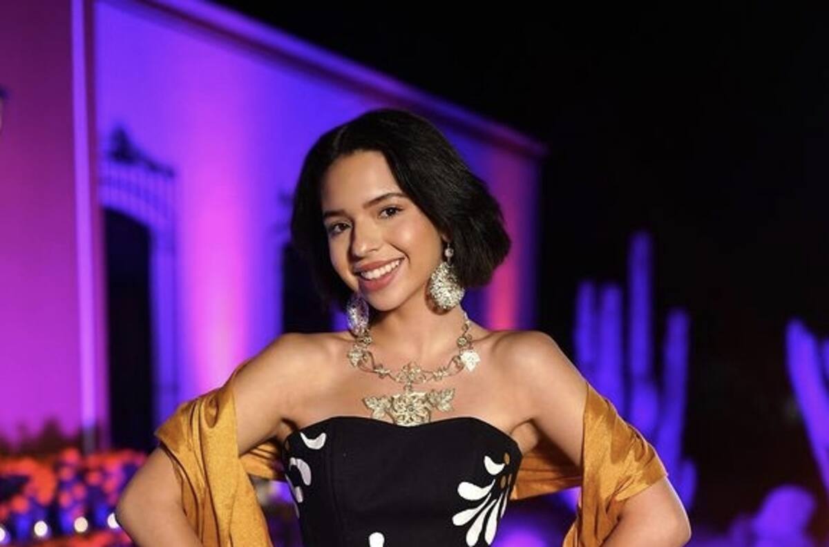 Ángela Aguilar impone moda entre las quinceañeras