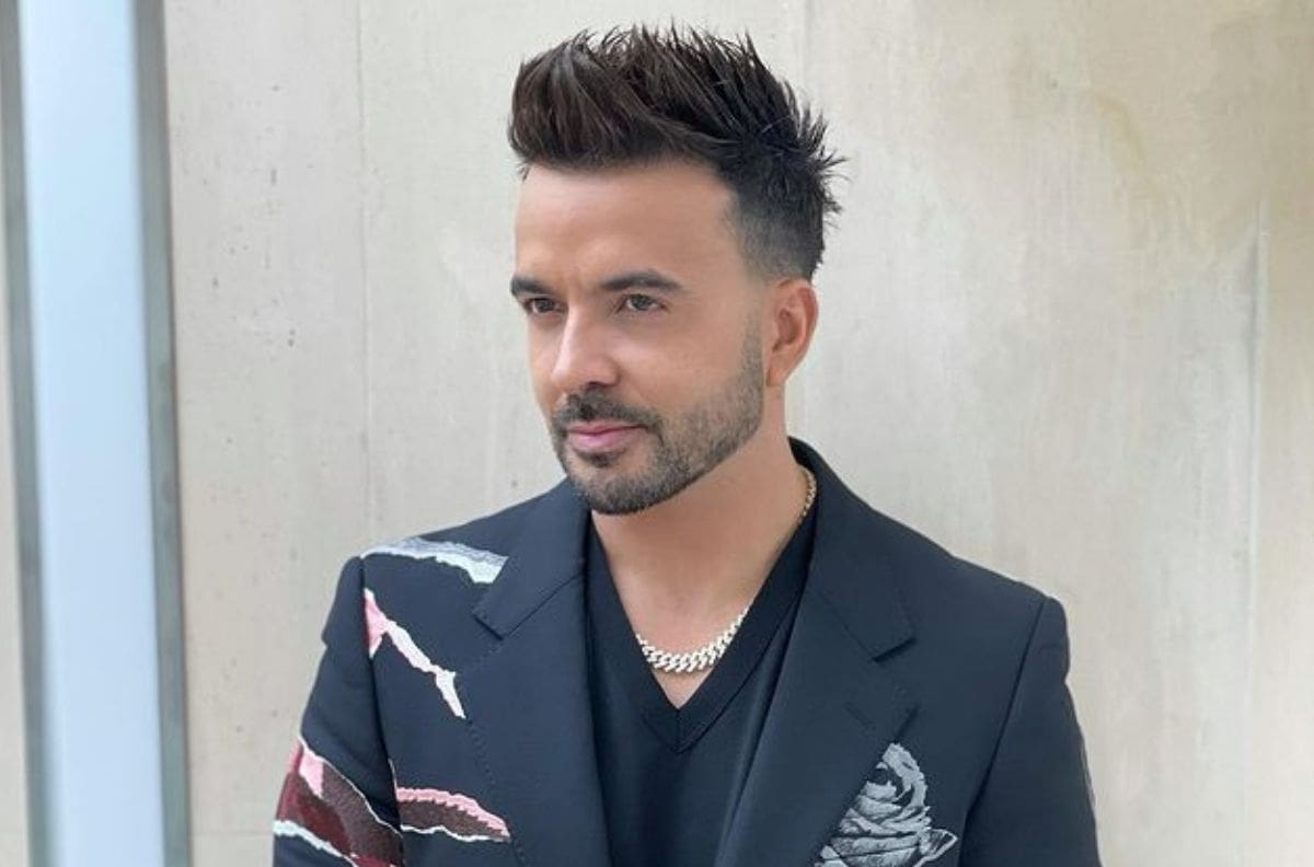 Hija de Luis Fonsi escribe "te amo" en la mano del cantante, él se lo tatúa