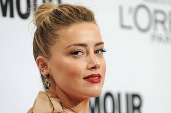 Amber Heard reaparece en muletas y preocupa a sus fanáticos