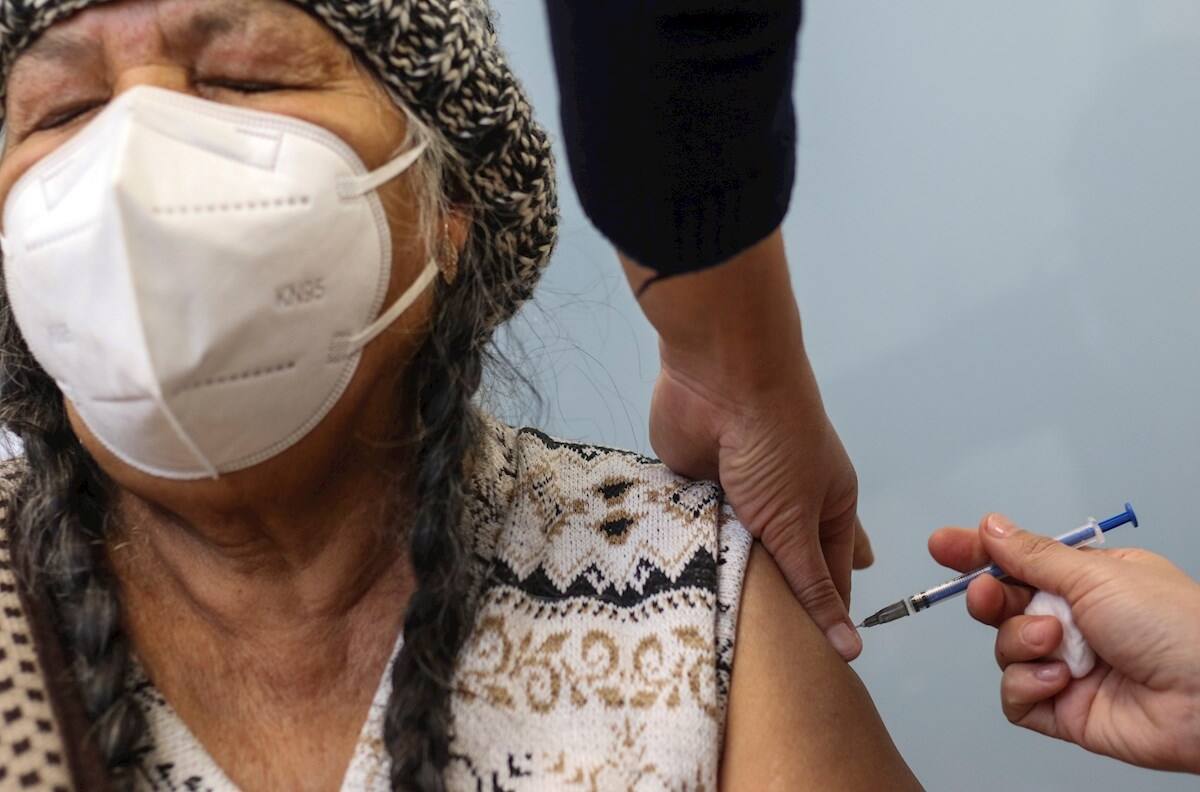 Vacunan contra COVID-19 a más 87 mil adultos mayores en el primer día