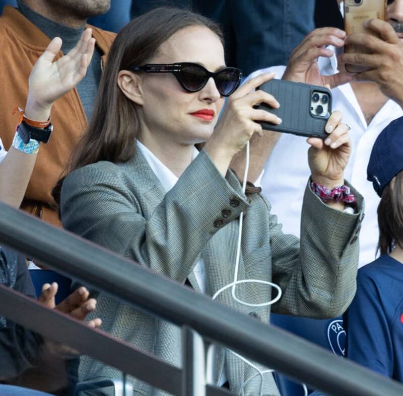 La actriz estuvo de muy buen humor en el partido de futbol al que acudió en Francia.