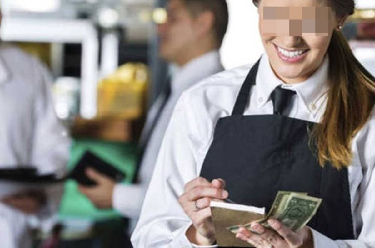 Mesero encuentra bolsa con más de 160 mil pesos y la devuelve
