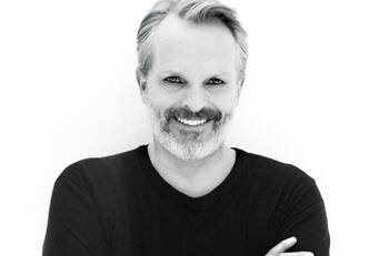 Miguel Bosé pide a periodistas que se quiten el cubrebocas, los ve como asaltantes