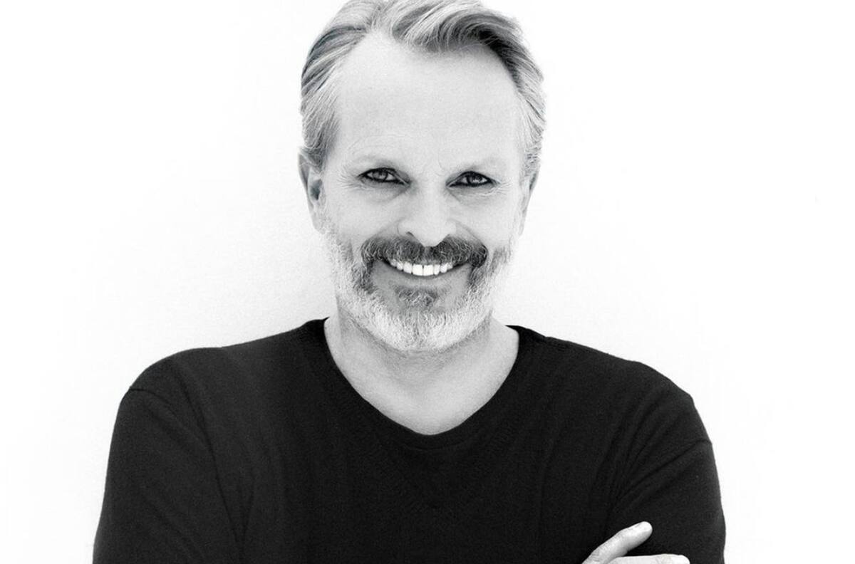 Miguel Bosé pide a periodistas que se quiten el cubrebocas, los ve como asaltantes