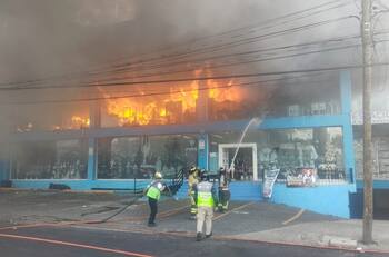 Fuerte incendio consume Galerías El Triunfo de San Jerónimo; reportan personas intoxicadas