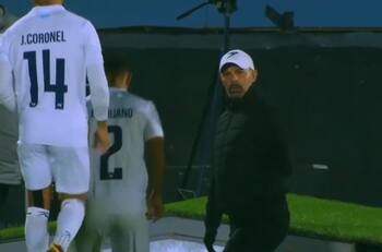 Fantasma Figueroa se robó la película en el debut de Bielsa en Uruguay: ordenó que Nicaragua volviera al camarín por un retraso charrúa