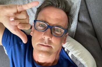 Carlos Ponce muestra su lado divertido al convertirse en Pimpinela