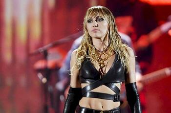 Miley Cyrus le aceptó una cita a un peleador de la UFC con una peculiar condición