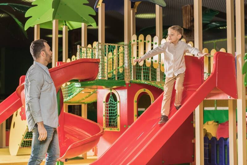 Padre se hace viral por pagar 12 mil pesos a Costco por tobogán roto por su hijo