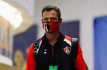 Surge una nueva opción para sustituir a Diego Cocca como técnico de Atlas