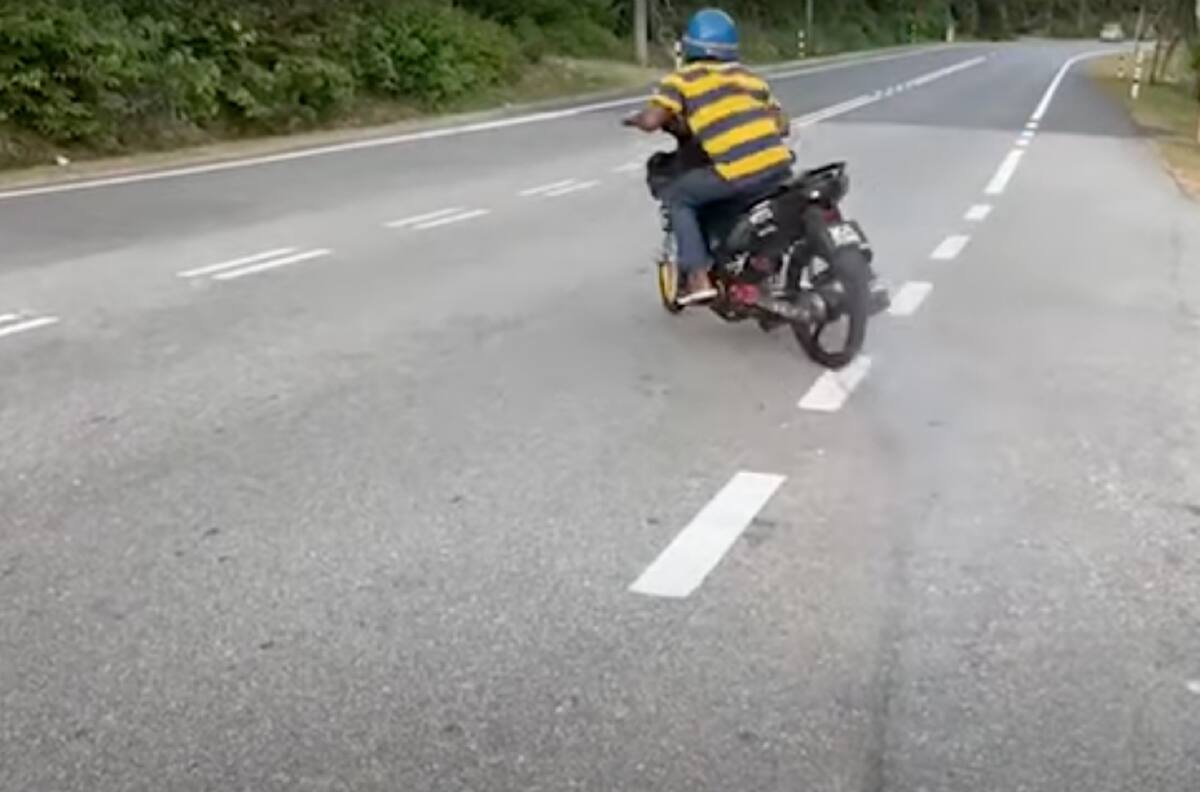 Video: ¡El piloto del año! motociclista perdió el control y se estrelló contra un arbusto