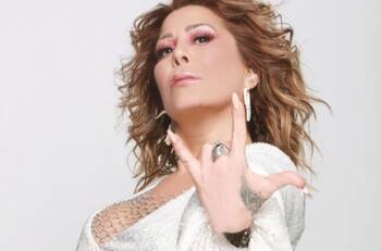 Alejandra Guzmán saca su alma de niña y así se divierte