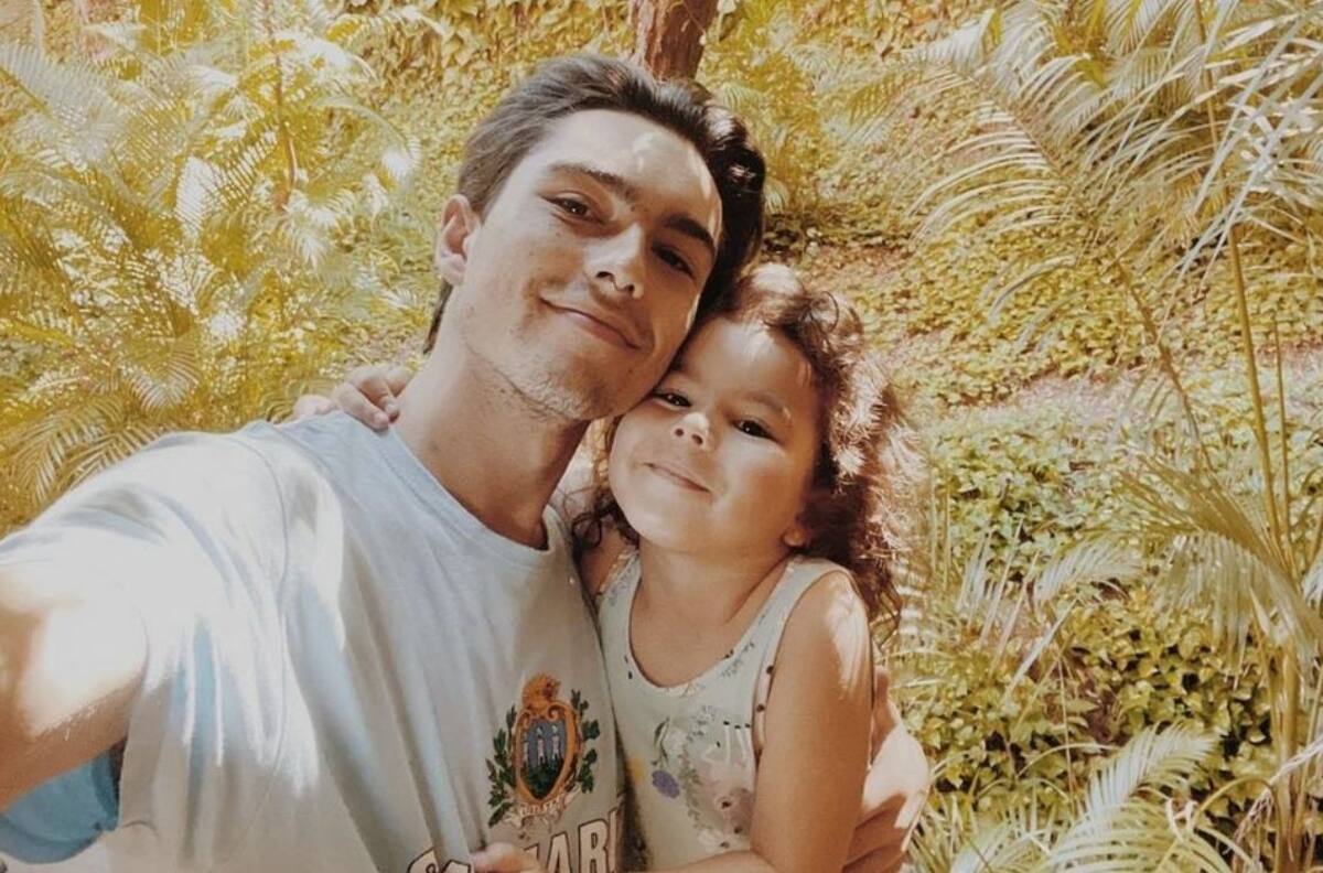 Hija de Sergio Mayer Mori recibe la revista con portada de "Rebelde" como regalo de Reyes