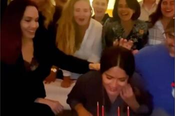 (VIDEO) Salma Hayek recibe pastelazo de Angelina Jolie