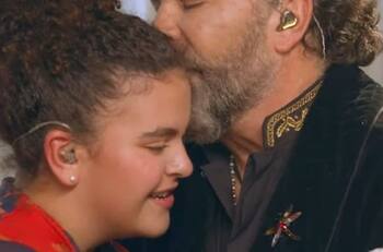 Lucerito Mijares improvisa y sorprende con su hermosa voz y poses sexis