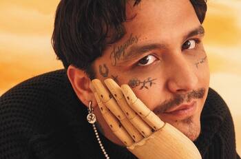 Christian Nodal protagoniza portada de revista y le borran los tatuajes de Belinda