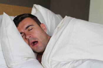 ¿Sabes por qué babeamos al dormir? Te contamos la razón