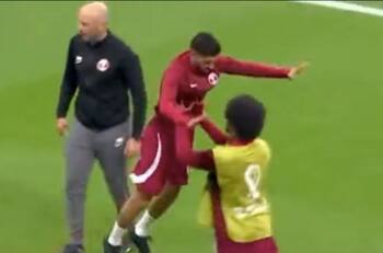 VIDEO | El raro e inusual calentamiento de Qatar en la Copa del Mundo