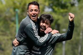 Chicharito Hernández manda emotivo mensaje a Oribe Peralta tras su retiro