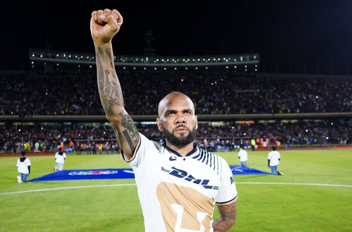 José Ramón Fernández justifica el rendimiento de Dani Alves con Pumas en la Liga MX