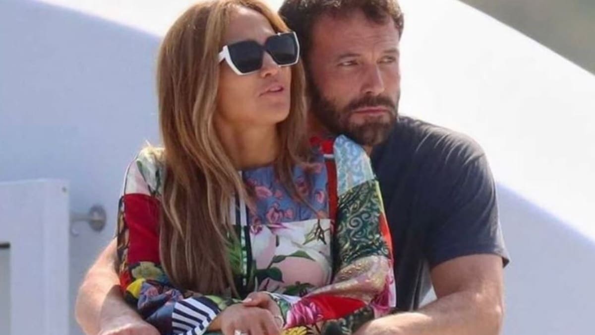 Ben y Jennifer pasean por la playa en compañía de Matt Damon