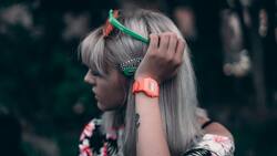 Platina tus canas de manera natural y sin dañar tu cabello con este shampoo