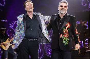 Lucerito Mijares y Alexander Acha acompañan a sus padres, Emmanuel y Manuel Mijares, en un show en vivo