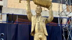 Escultora de la estatua de Marcelo Gallardo se refirió al bulto que generó polémica: “Me tomé licencias”