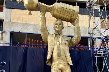 Escultora de la estatua de Marcelo Gallardo se refirió al bulto que generó polémica: “Me tomé licencias”